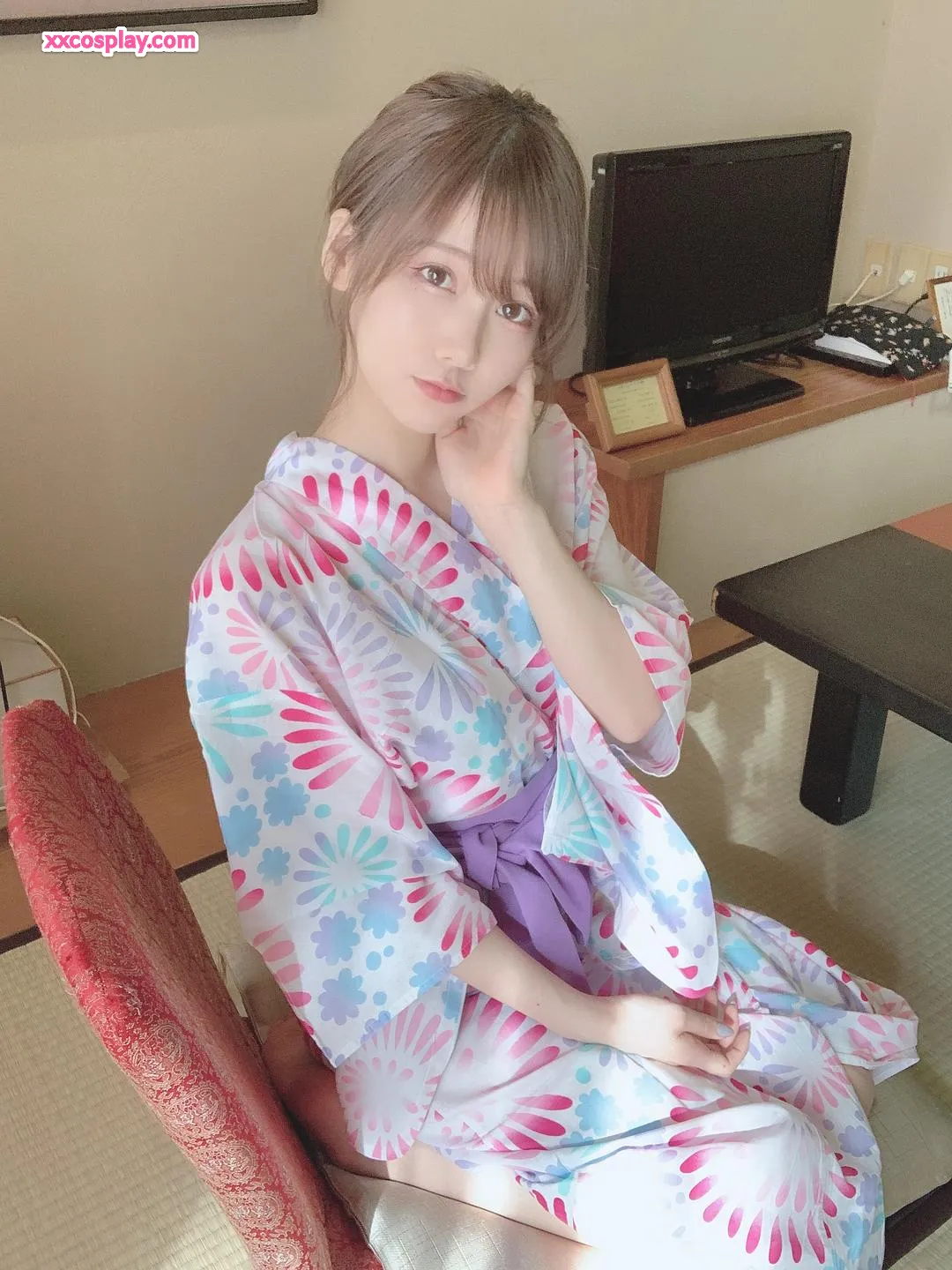 けん研の花火柄浴衣チラリ